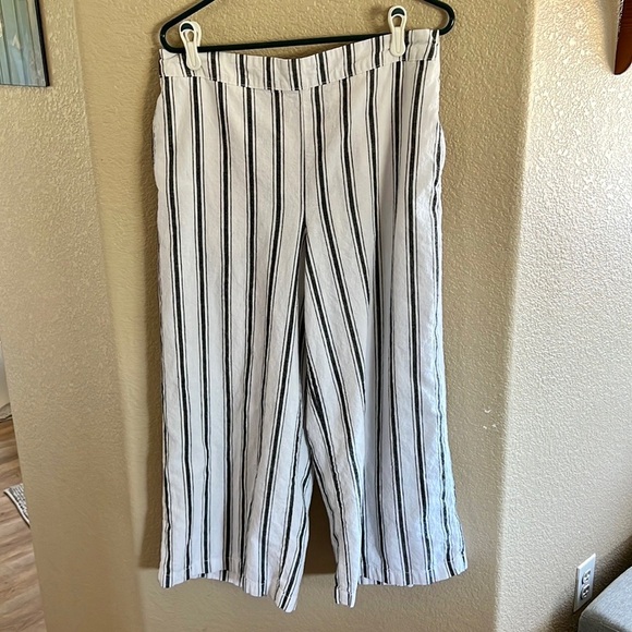 a.n.a Striped Wide-Leg Cropped Pants - Picture 1 of 6